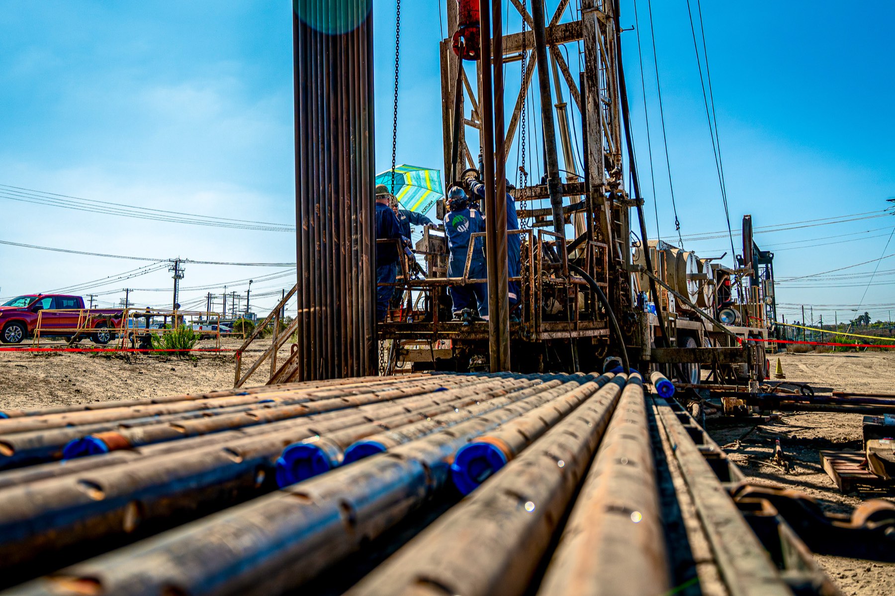 Rig floor with pipe and crew